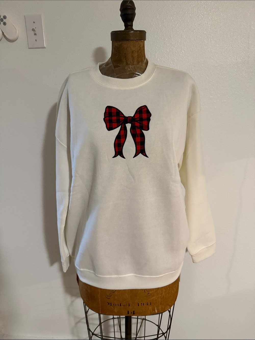 NWT No Comment White Women's Pullover Sweatshirt with Red Plaid Bow Size L